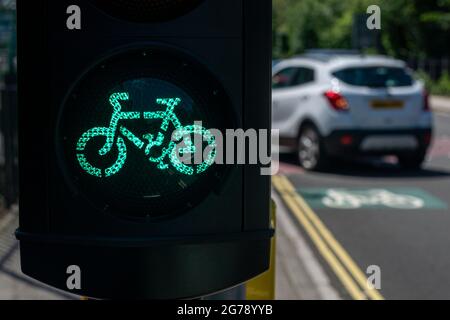 Semaforo per ciclisti. Luce verde per Bycicle Lane su un semaforo. Foto Stock