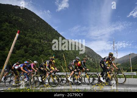 I piloti del Team Jumbo-Visma hanno ritratto in azione durante la seconda giornata di riposo della 108a edizione della corsa ciclistica Tour de France, Andorre-la-Vieille, e. Foto Stock