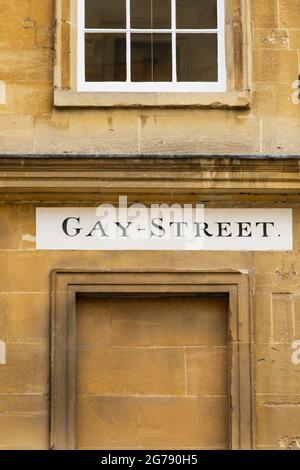 Cartello con il nome della strada "Gay Street" dipinto a mano. La città romana di Bath, Somerset, Inghilterra Foto Stock