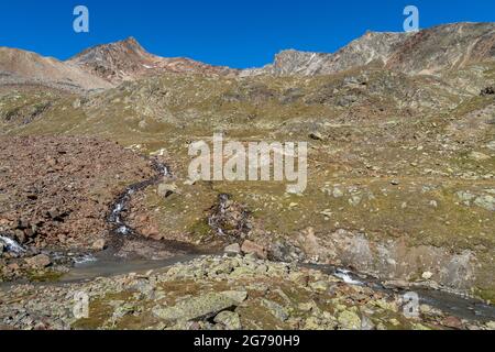 Europa, Austria, Tirolo, Ötztal Alpi, Ötztal, Torrente di montagna nel paesaggio arido della Weißkar Foto Stock