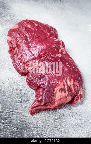La bistecca di manzo grezza biologica del fianco o del lembo. Sfondo bianco. Via superiore Foto Stock