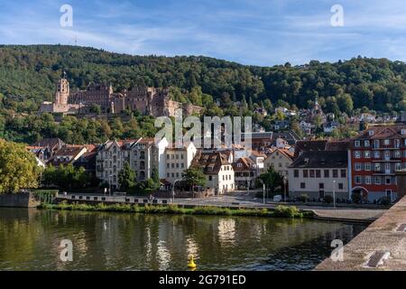 Europa, Germania, Baden-Wuerttemberg, Heidelberg, vista dal Ponte Karl-Theodor sul Neckarufer e il Castello di Heidelberg Foto Stock