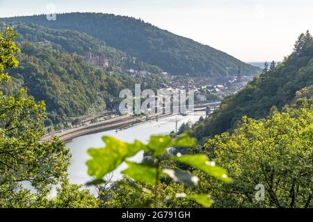 Europa, Germania, Baden-Wuerttemberg, Heidelberg, vista dal punto di vista Schlossblick sul Neckar e la città vecchia di Heidelberg Foto Stock