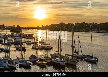 Europa, Germania, Baden-Wuerttemberg, Heidelberg, tramonto sul ponte Ernst-Walz sul Neckar Foto Stock