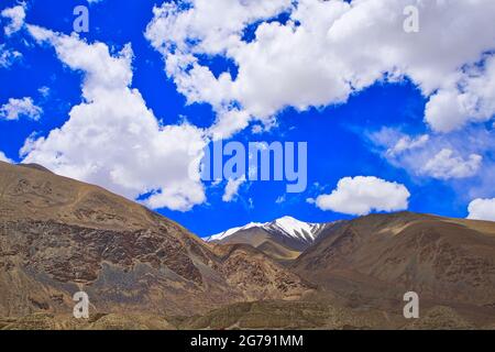 Il lago Pangong Tso o Pangong è una palude e una zona umida. Montagna gialla. Paesaggio un lago endorheic nell'himalaya, Jammu e Kashmir, India. Giugno Foto Stock