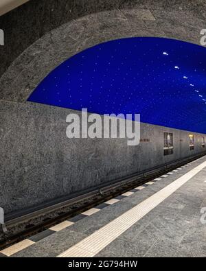 U Museumsinsel, Unter den Linden, Mitte, Berlino. La nuova stazione ferroviaria sotterranea, progettata dall'architetto Max Dudler, è stata inaugurata il 9 luglio 2021. Dudier è stata ispirata da Friedrich Schinkel che ha progettato la May degli edifici storici della zona. Il soffitto della stazione, un cielo stellato, si riferisce ad una decorazione che Schinkel progettò nel 1816 per una rappresentazione del ‘Flauto Magico’ di Mozart. Il cielo in un blu profondo e 6662 luci creano le stelle. Foto Stock