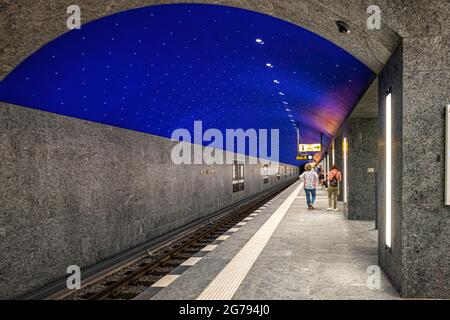 U Museuminsel, Unter den Linden, Mitte, Berlino. La nuova stazione ferroviaria sotterranea, progettata dall'architetto Max Dudler, è stata inaugurata il 9 luglio 2021. Dudier è stata ispirata da Friedrich Schinkel che ha progettato la May degli edifici storici della zona. Il soffitto della stazione, un cielo stellato, si riferisce ad una decorazione che Schinkel progettò nel 1816 per una rappresentazione del ‘Flauto Magico’ di Mozart. Il cielo in un blu profondo e 6662 luci creano le stelle. Foto Stock