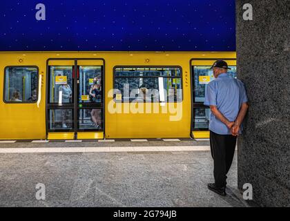 U Museumsinsel, Unter den Linden, Mitte, Berlino. La nuova stazione ferroviaria sotterranea, progettata dall'architetto Max Dudler, è stata inaugurata il 9 luglio 2021. Dudier è stata ispirata da Friedrich Schinkel che ha progettato la May degli edifici storici della zona. Il soffitto della stazione, un cielo stellato, si riferisce ad una decorazione che Schinkel progettò nel 1816 per una rappresentazione del ‘Flauto Magico’ di Mozart. Il cielo in un blu profondo e 6662 luci creano le stelle. Foto Stock