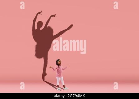 Infanzia e sogno sul grande e famoso futuro. Immagine concettuale con la ragazza e l'ombra della ballerina femminile sulla parete rosa corallo, sfondo. Foto Stock