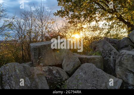 Europa, Germania, Germania meridionale, Baden-Wuerttemberg, Stoccarda, Birkenkopf, tramonto dietro le macerie sul Birkenkopf Foto Stock