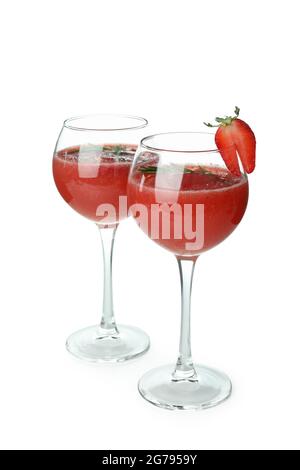 Bicchieri con cocktail Rossini isolati su sfondo bianco Foto Stock