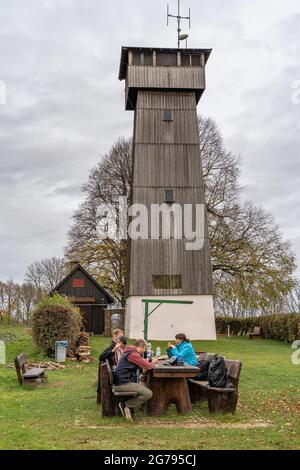 Europa, Germania, Baden-Wuerttemberg, Foresta Sveva, Spiegelberg, Juxkopf, gruppo di escursionisti fa una pausa nella zona di riposo dietro il Juxkopfturm Foto Stock