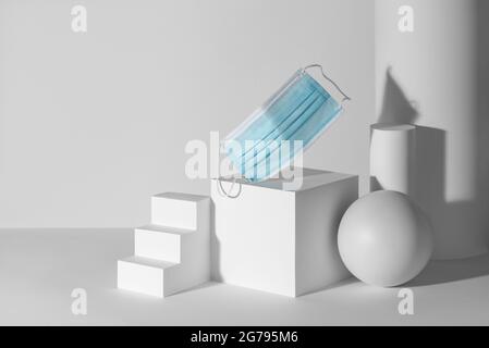 Maschera blu tra forme di carta 3d con spazio di copia Foto Stock