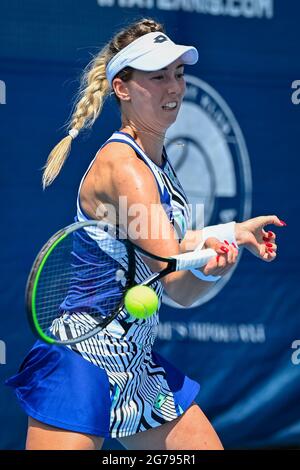 Praga, Repubblica Ceca. 12 luglio 2021. Nina Stojanovic (Serbia) in azione contro Vitalia Diatchenko (Russia) durante il Livesport Prague Open WTA torneo femminile di tennis, il 12 luglio 2021, a Praga, Repubblica Ceca. Credit: Vit Simanek/CTK Photo/Alamy Live News Foto Stock