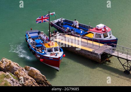 Gite in barca lasciando Castle Beach, Tenby, Pembrokeshire, Galles Foto Stock