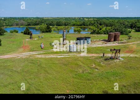 Pompa di lavoro olio pompa bene martinetto pompa pompando petrolio greggio con fuori Oklahoma USA Foto Stock