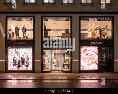 Prada, Bond Street, Londra. Un negozio di moda di fronte nel quartiere commerciale più selezionato di Londra vicino a Piccadilly e Mayfair. Foto Stock