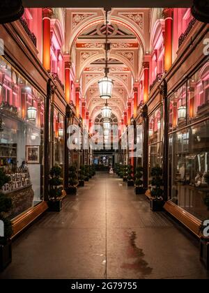 Burlington Arcade, Londra. Una vista vuota dell'esclusiva e storica galleria di negozi nel cuore del quartiere commerciale più selezionato di Londra. Foto Stock