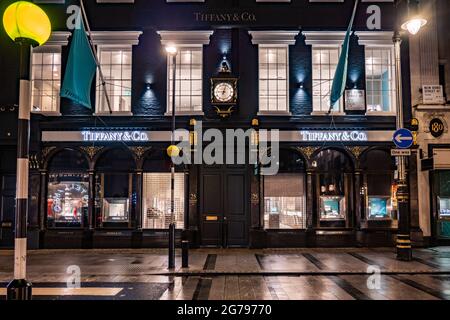 Il negozio Tiffany & Co., Bond Street, Londra. Il fronte del negozio e façade alle esclusive gioiellerie nell'esclusivo quartiere dei negozi di Londra. Foto Stock