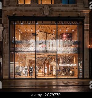 Il negozio di moda Alexander McQueen, Bond Street, Londra. La stravagante façade al marchio iconico della moda nell'esclusivo quartiere dello shopping di Londra. Foto Stock