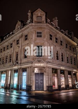 Il negozio di moda Gucci, Bond Street, Londra. Vista notturna façade dell'iconico negozio di moda nell'esclusivo quartiere dello shopping di Londra. Foto Stock