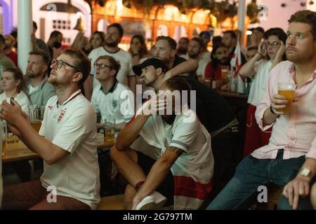 Tifosi di calcio inglesi che guardano la finale EURO20 tra Inghilterra e Italia in un pub a Vauxhall, Londra, Inghilterra, Regno Unito Foto Stock