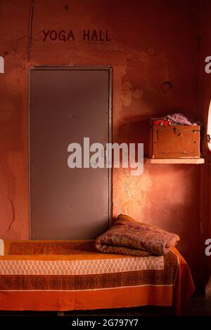 Camere rosse in ashram in India Foto Stock