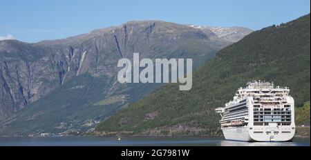 FLAM, NORVEGIA il 2019 LUGLIO: Nave Sapphire Princess Crociere scenico nella regione di Sogn og Fjordane con cielo blu chiaro in caldo giorno d'estate. Foto Stock