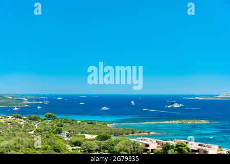 Vista dall'alto, splendida vista sulla Marina di Portisco con splendide spiagge bagnate da un'acqua turchese durante una giornata di sole. Sardegna, Italia Foto Stock