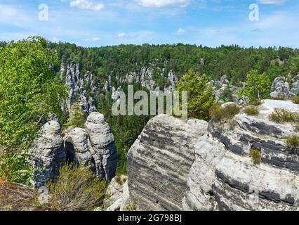 Il Bastei è una formazione rocciosa con una piattaforma di osservazione in Svizzera sassone sulla riva destra dell'Elba nella zona del comune di Lohmen. E' una delle attrazioni turistiche più popolari della Svizzera sassone. Foto Stock