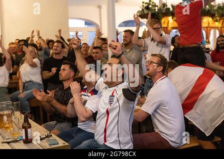 Tifosi di calcio inglesi che guardano la finale EURO20 tra Inghilterra e Italia in un pub a Vauxhall, Londra, Inghilterra, Regno Unito Foto Stock