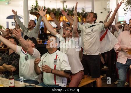 Tifosi di calcio inglesi che guardano la finale EURO20 tra Inghilterra e Italia in un pub a Vauxhall, Londra, Inghilterra, Regno Unito Foto Stock