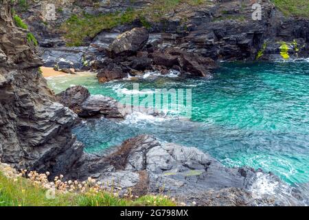 Scogliere e una piccola spiaggia a Trevose Head, Cornovaglia, Regno Unito. Acque turchesi e una piccola spiaggia deserta Foto Stock