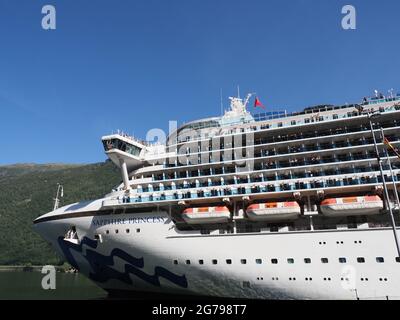 FLAM, NORVEGIA il 2019 LUGLIO: Fronte della nave Sapphire Princess Cruises in Sogn og Fjordane regione con cielo blu chiaro in caldo giorno d'estate. Foto Stock