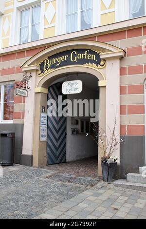Germania, alta Baviera, Bad Toelz, via del mercato, museo della città, Baviera, città, centro città, ciottoli, casa di città, casa, giardino civico, struttura, edificio, museo, luogo di interesse, turismo, esterno, turisti, persone, sole, Foto Stock