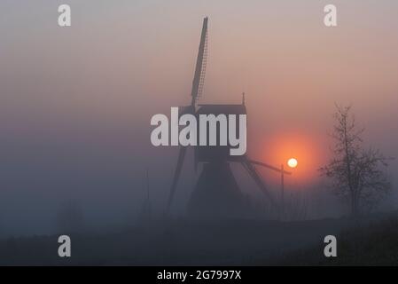 Impressioni di un'escursione primaverile all'alba e alla nebbia in Sud Olanda nella regione di Alblasserwaard Vijfheerenlanden vicino a Kinderdijk: mulino all'alba e alla nebbia. Foto Stock