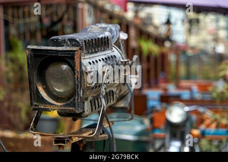 Dettagli esterni Street cafe. Faretto vintage per l'illuminazione. Foto Stock