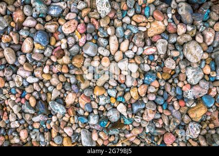 Ciottoli colorati sulla spiaggia Foto Stock
