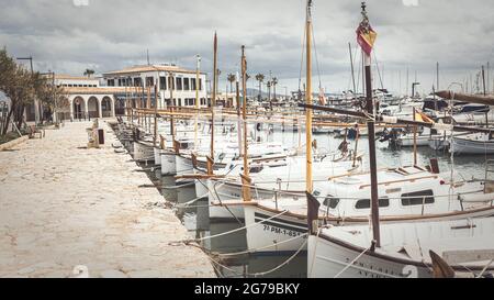 Vista del porto delle barche a Port de Pollenca in un clima di tempesta Foto Stock