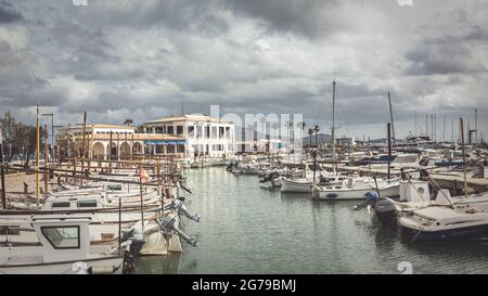 Vista del porto delle barche a Port de Pollenca in un clima di tempesta Foto Stock