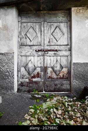 Porta rustica in legno a Idro, Lombardia Foto Stock