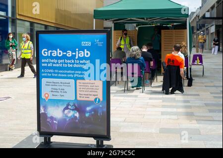 Bracknell, Berkshire, Regno Unito. 12 luglio 2021. Gli acquirenti del centro commerciale Lexicon di Bracknell sono stati in grado di afferrare-a-jab oggi solo per la loro prima vaccinazione Covid-19. I vaccini che venivano somministrati solo a più di 18 anni erano Pfizer. I volontari della Carità Arca di Ascot e del Servizio Volontario reale erano a disposizione per consigliare gli acquirenti. Il servizio fornito dal NHS e dal Bracknell Forest Council si è rivelato molto popolare. Credit: Maureen McLean/Alamy Live News Foto Stock