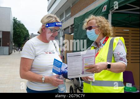 Bracknell, Berkshire, Regno Unito. 12 luglio 2021. Gli acquirenti del centro commerciale Lexicon di Bracknell sono stati in grado di afferrare-a-jab oggi solo per la loro prima vaccinazione Covid-19. I vaccini che venivano somministrati solo a più di 18 anni erano Pfizer. I volontari della Carità Arca di Ascot e del Servizio Volontario reale erano a disposizione per consigliare gli acquirenti. Il servizio fornito dal NHS e dal Bracknell Forest Council si è rivelato molto popolare. Credit: Maureen McLean/Alamy Live News Foto Stock