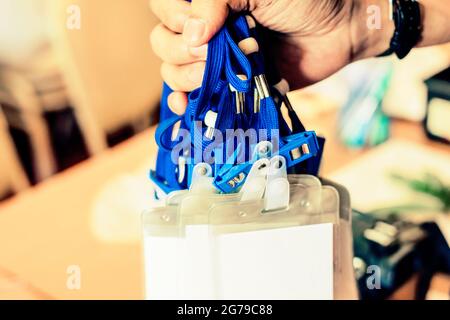 Mazzo di badge vuoto con cordino in ufficiale Hand.Employment Concept.Business toned. Foto Stock