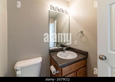 Piccolo spazio toilette con wc Bowl e lavabo vanity Foto Stock
