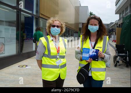 Bracknell, Berkshire, Regno Unito. 12 luglio 2021. Gli acquirenti del centro commerciale Lexicon di Bracknell sono stati in grado di afferrare-a-jab oggi solo per la loro prima vaccinazione Covid-19. I vaccini che venivano somministrati solo a più di 18 anni erano Pfizer. I volontari della Carità Arca di Ascot e del Servizio Volontario reale erano a disposizione per consigliare gli acquirenti. Il servizio fornito dal NHS e dal Bracknell Forest Council si è rivelato molto popolare. Credit: Maureen McLean/Alamy Live News Foto Stock