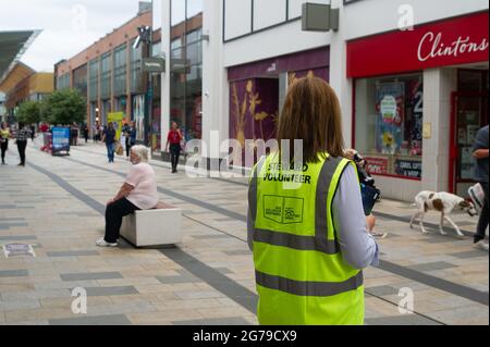 Bracknell, Berkshire, Regno Unito. 12 luglio 2021. Gli acquirenti del centro commerciale Lexicon di Bracknell sono stati in grado di afferrare-a-jab oggi solo per la loro prima vaccinazione Covid-19. I vaccini che venivano somministrati solo a più di 18 anni erano Pfizer. I volontari della Carità Arca di Ascot e del Servizio Volontario reale erano a disposizione per consigliare gli acquirenti. Il servizio fornito dal NHS e dal Bracknell Forest Council si è rivelato molto popolare. Credit: Maureen McLean/Alamy Live News Foto Stock