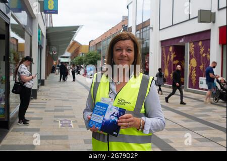 Bracknell, Berkshire, Regno Unito. 12 luglio 2021. Gli acquirenti del centro commerciale Lexicon di Bracknell sono stati in grado di afferrare-a-jab oggi solo per la loro prima vaccinazione Covid-19. I vaccini che venivano somministrati solo a più di 18 anni erano Pfizer. I volontari della Carità Arca di Ascot e del Servizio Volontario reale erano a disposizione per consigliare gli acquirenti. Il servizio fornito dal NHS e dal Bracknell Forest Council si è rivelato molto popolare. Credit: Maureen McLean/Alamy Live News Foto Stock