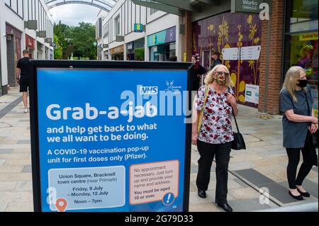 Bracknell, Berkshire, Regno Unito. 12 luglio 2021. Gli acquirenti del centro commerciale Lexicon di Bracknell sono stati in grado di afferrare-a-jab oggi solo per la loro prima vaccinazione Covid-19. I vaccini che venivano somministrati solo a più di 18 anni erano Pfizer. I volontari della Carità Arca di Ascot e del Servizio Volontario reale erano a disposizione per consigliare gli acquirenti. Il servizio fornito dal NHS e dal Bracknell Forest Council si è rivelato molto popolare. Credit: Maureen McLean/Alamy Live News Foto Stock