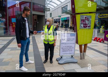 Bracknell, Berkshire, Regno Unito. 12 luglio 2021. I test di flusso laterale Covid-19 sono stati consegnati oggi agli acquirenti del centro commerciale Lexicon di Bracknell. Un pop up Covid-19 Grab-a-jab servizio per i primi vaccini è stato anche in offerta oggi. Credit: Maureen McLean/Alamy Live News Foto Stock